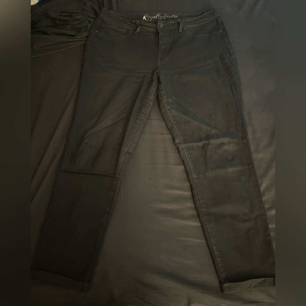 Women’s Royalty for Me EUC black cuffed skinny cropped jeans in size 12